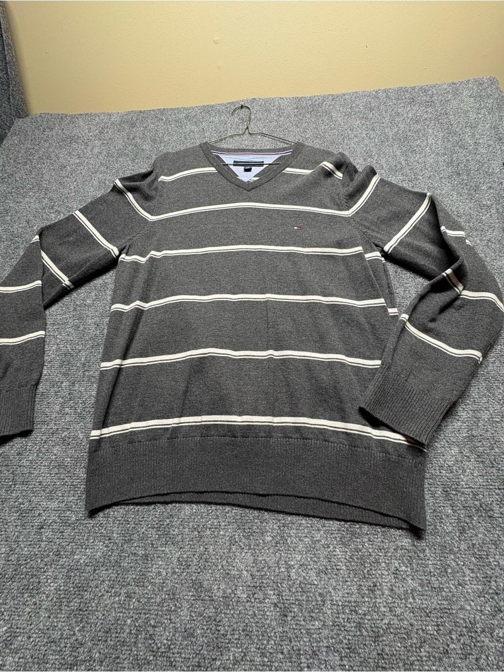 Tommy Hilfiger Men's Gray V-Neck Stripe Sweater size  Large